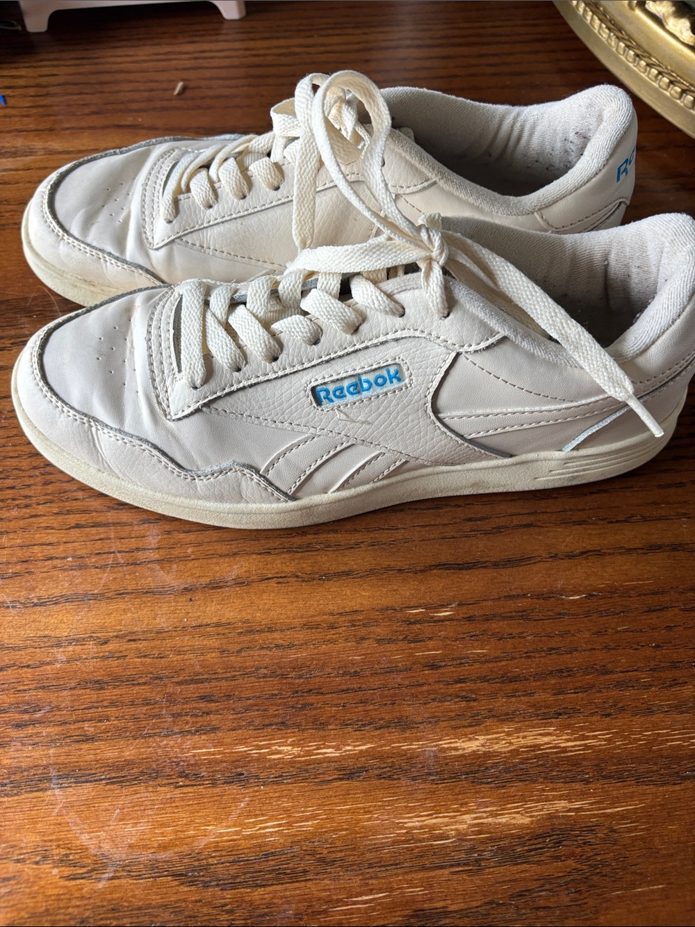 Reebok Off-White Leather Low-Top Sneakers with Blue Logo Size 8